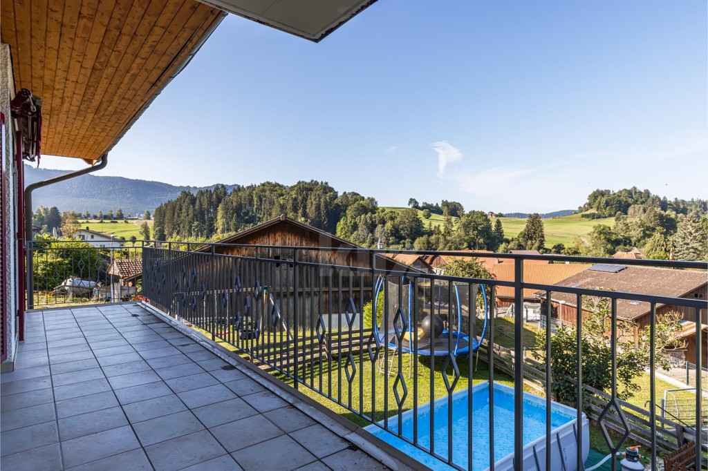 VENDU! Bel appartement spacieux avec terrasse et vue dégagée - 1