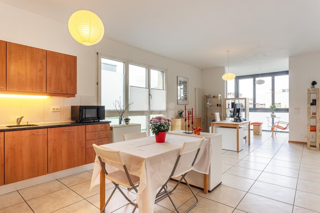 VENDU! Bel appartement traversant avec loggia - 1