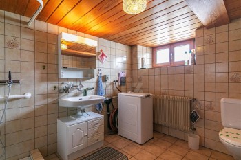 VENDU ! Maison mitoyenne avec grand potentiel - 9