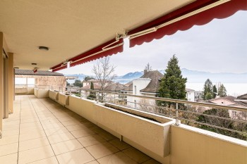 VENDU! Appartement avec grand balcon et vue sur le Lac - 2