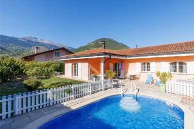Splendide maison méditerranéenne de plain-pied avec piscine