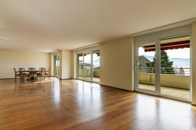 VENDU! Appartement avec grand balcon et vue sur le Lac