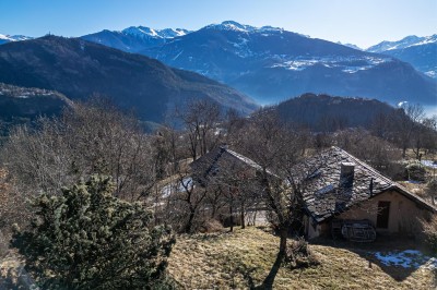 Terrain constuctible de 2390m2 avec charmante villa