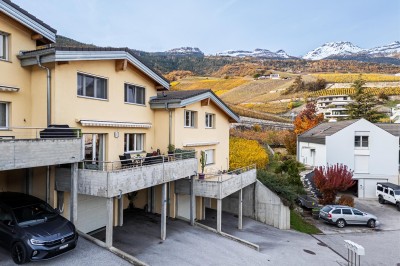 Maison récente avec terrasses et vue dégagée