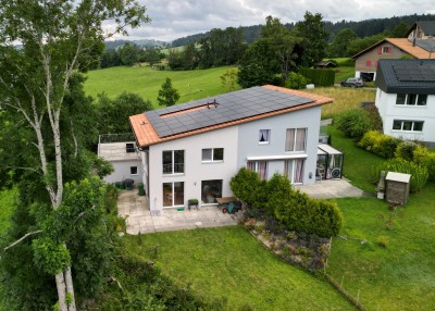 Belle maison moderne avec jardin et vue dégagée