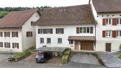 A rénover! Charmante maison de deux appartements avec jardin