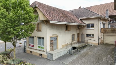 Pour investisseurs! 2 appartements et 2 locaux commerciaux