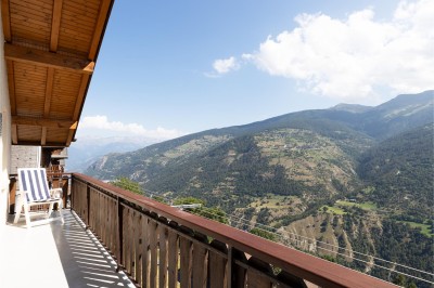 VENDU ! Appartement traversant avec balcons et vue