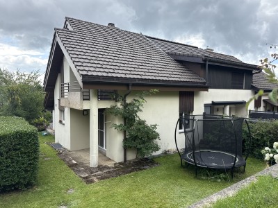 Belle maison avec terrasse, balcon et jardin arboré
