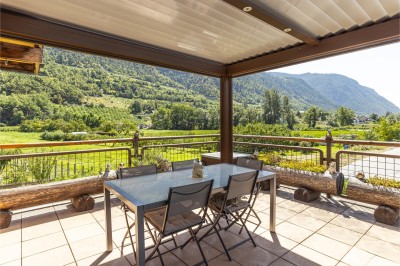 Maison individuelle avec terrasses, jardin et vue dégagée