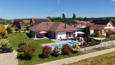 Splendide villa individuelle de plain-pied avec piscine