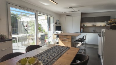 Superbe maison mitoyenne en demi-niveaux avec jardin