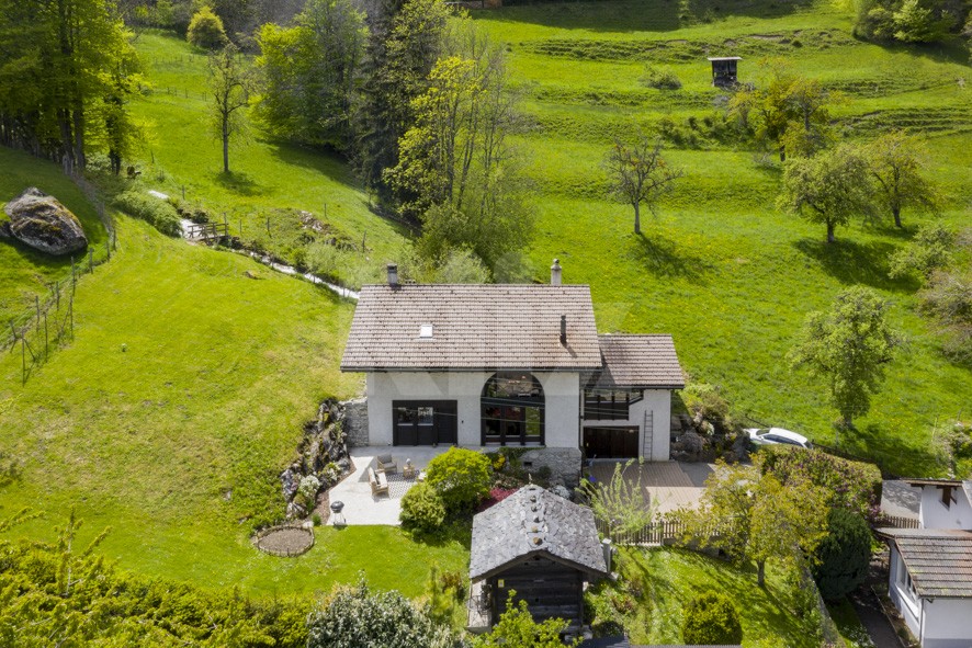 VENDU! Maison de caractère lovée dans un écrin de verdure - 1