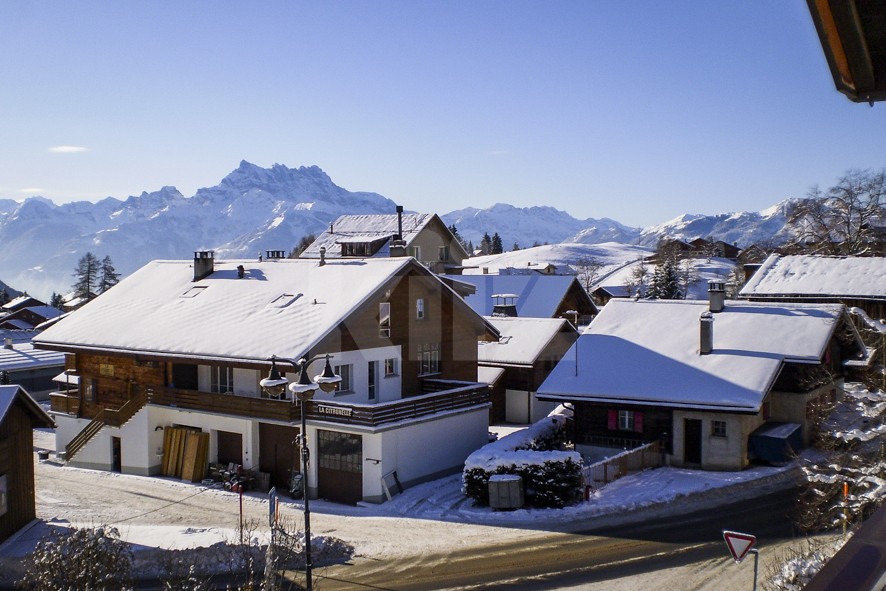 VENDU ! Joli petit immeuble de deux appartements de 4 pièces - 12