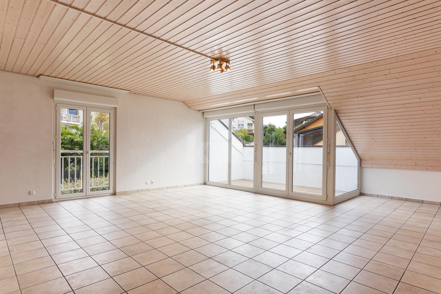 Bel appartement très spacieux avec balcon - 2