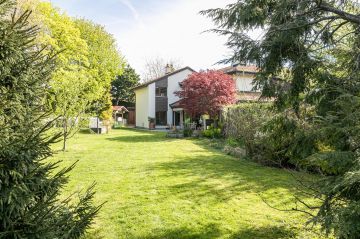 Belle villa avec terrasses et grand jardin arboré