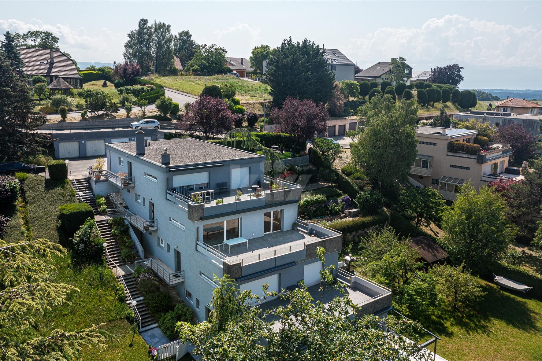 VENDU! Bel appartement avec grande terrasse et vue dégagée - 11