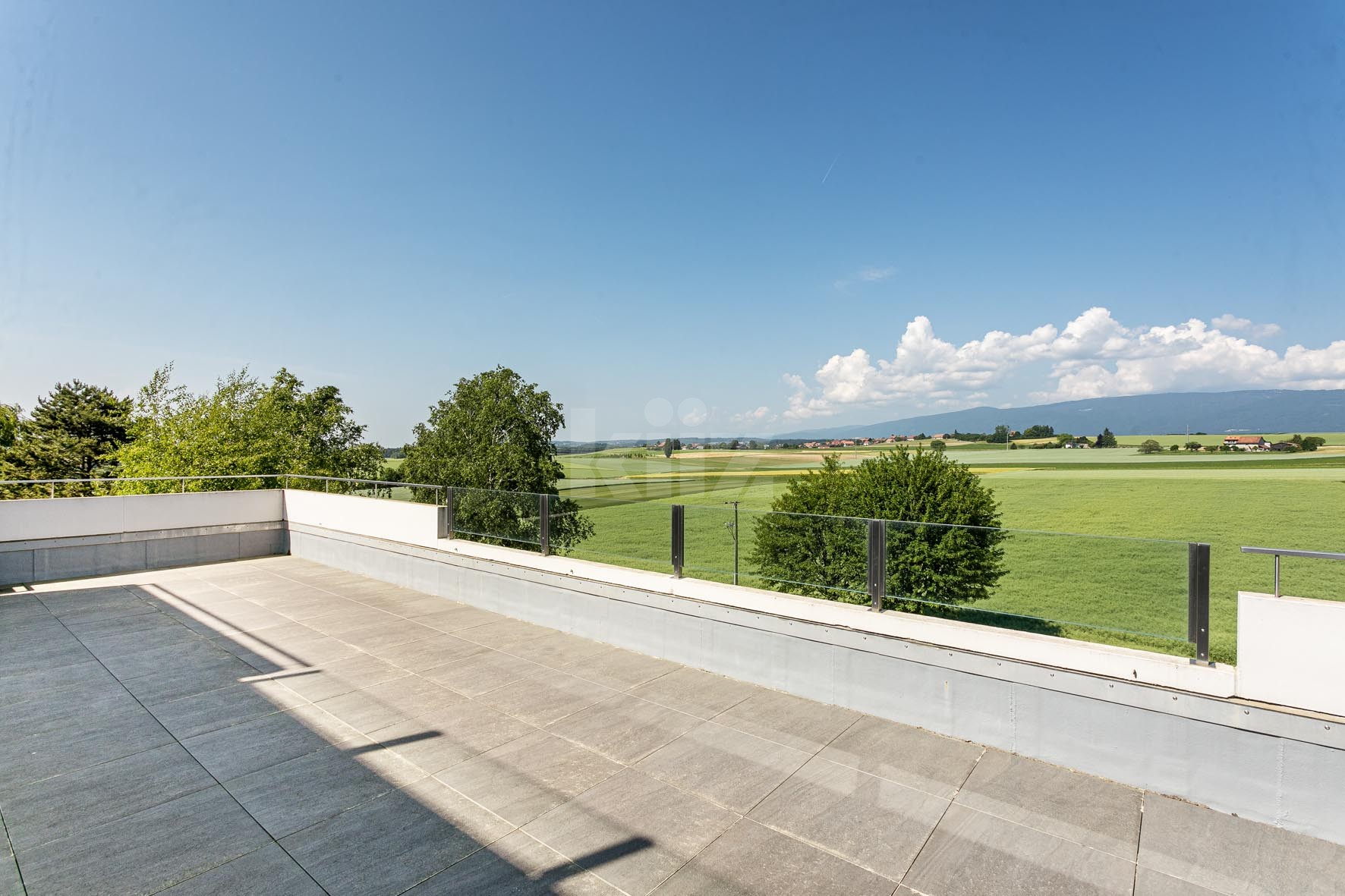 VENDU! Bel appartement avec grande terrasse et vue dégagée - 1