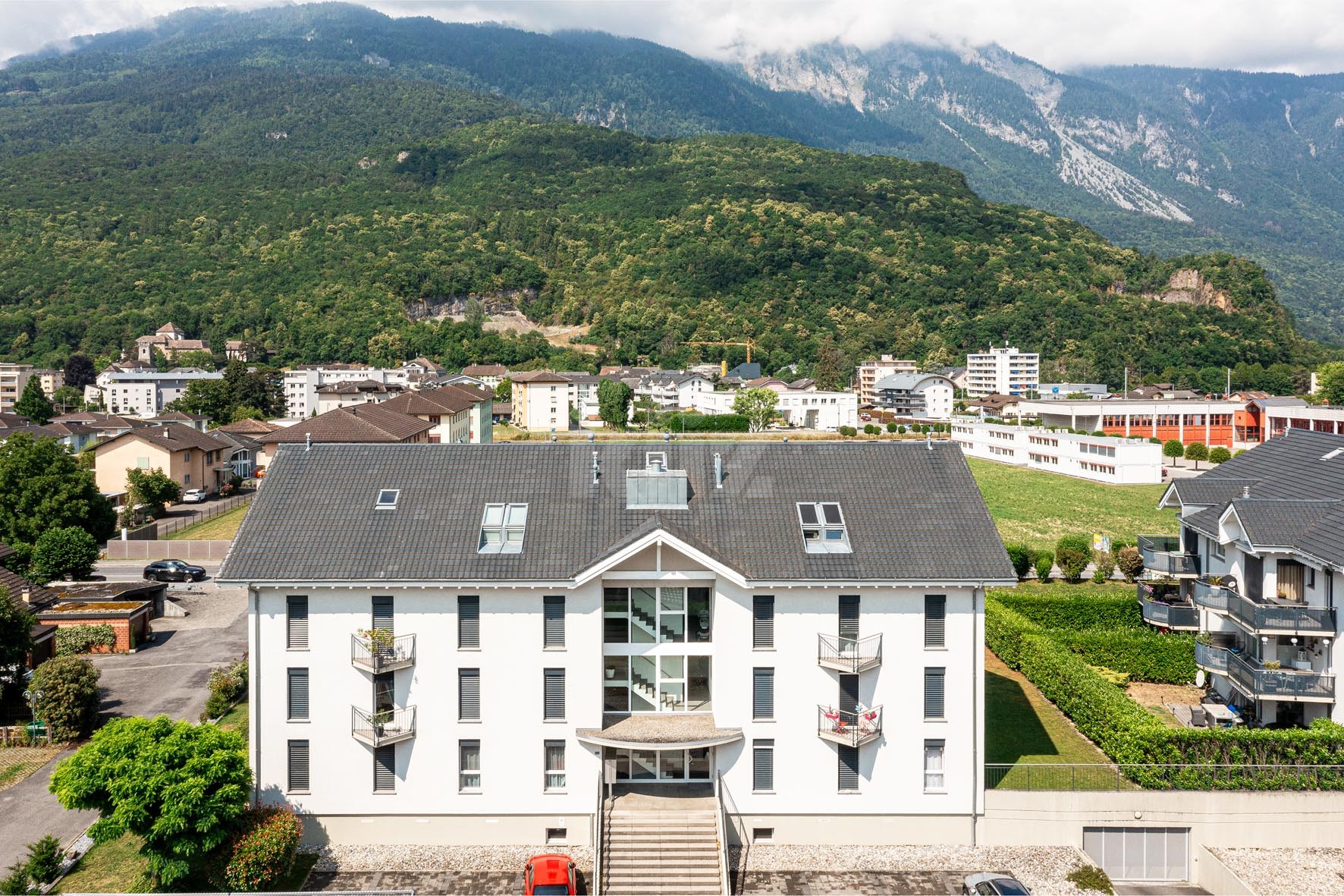 VENDU ! Bel appartement avec grand balcon et vue dégagée - 12