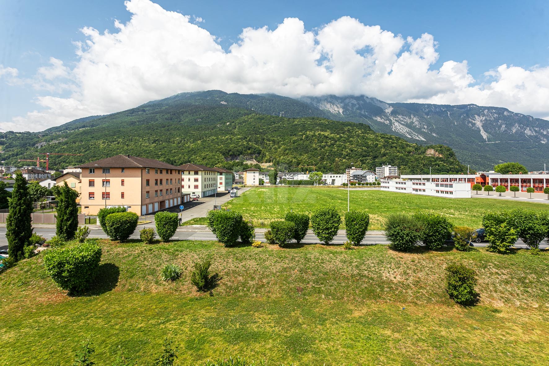 VENDU ! Bel appartement avec grand balcon et vue dégagée - 10